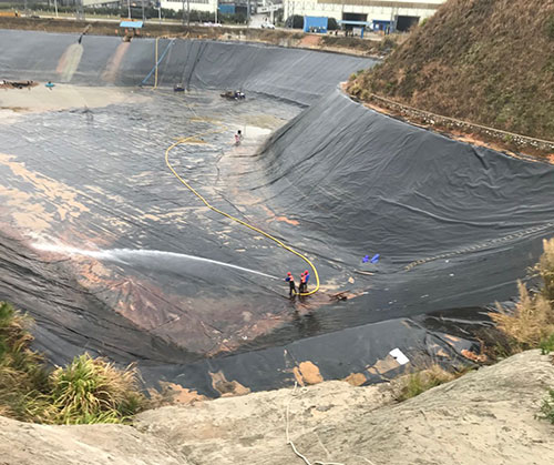 砚山废水池清理