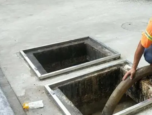 砚山化粪池清理