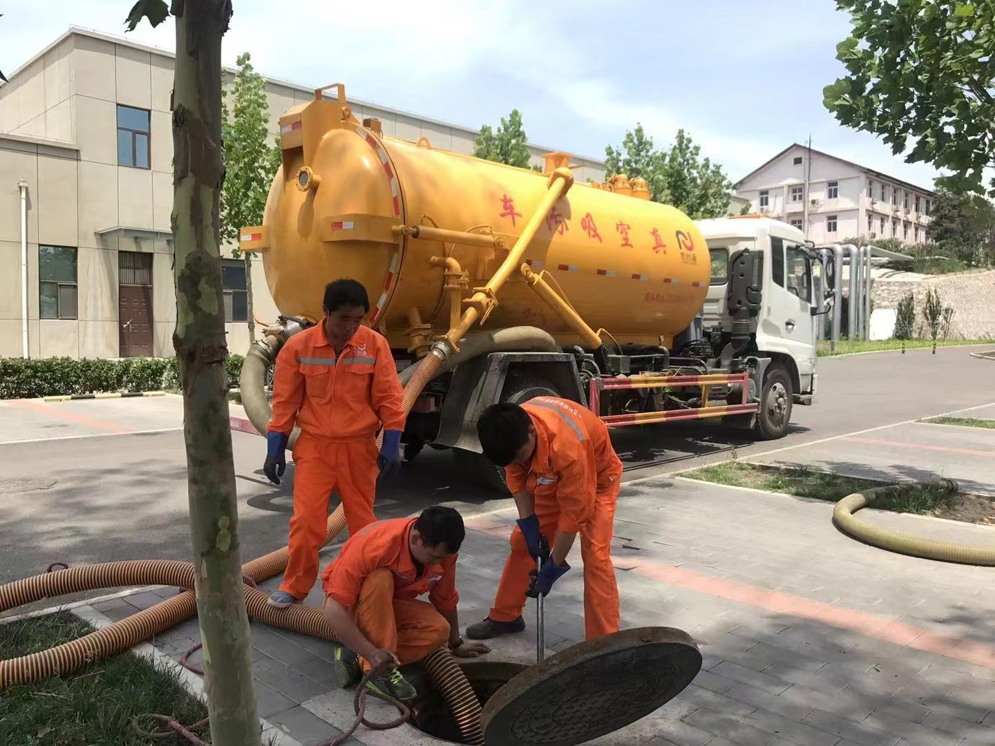 砚山管道疏通车停在窨井附近